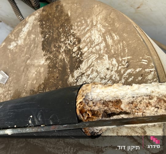חלק פנימי של דוד שמש עם הצטברות אבנית